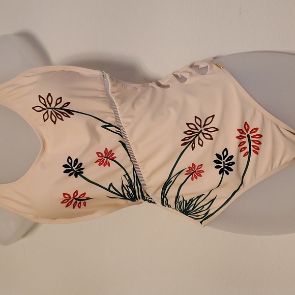 Vanilla Flower One-Piece - Picture 5 of 6